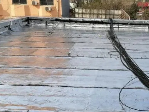 射阳卫生间漏水维修公司分享下射阳屋面楼顶防水刚性防水层施工要点。